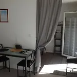Appartement T2 ,parking privé,terrasse, 10 mns à pieds de la cité corsaire et ses plages