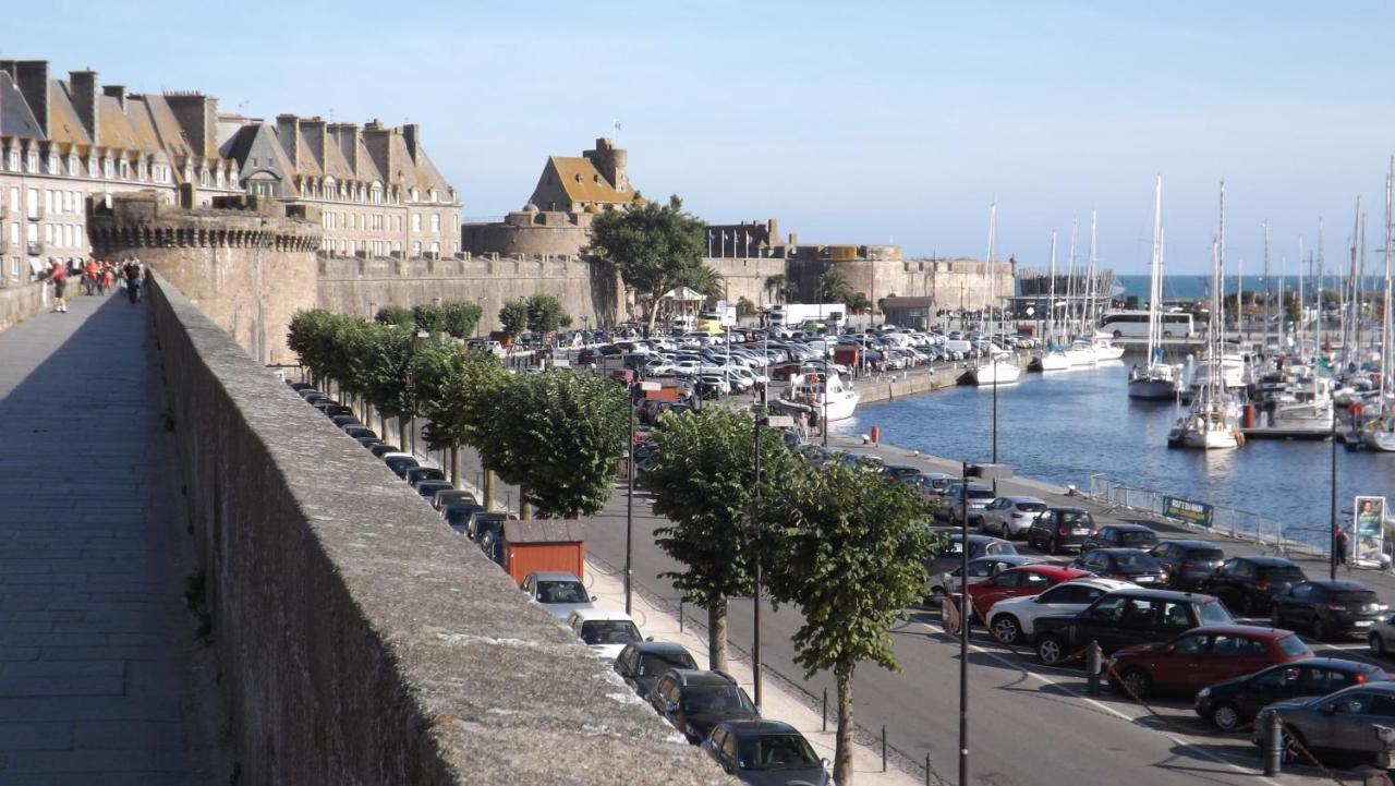 T2 ,parking Privé,terrasse, 10 Mns à Pieds De La Cité Corsaire Et Ses Plages