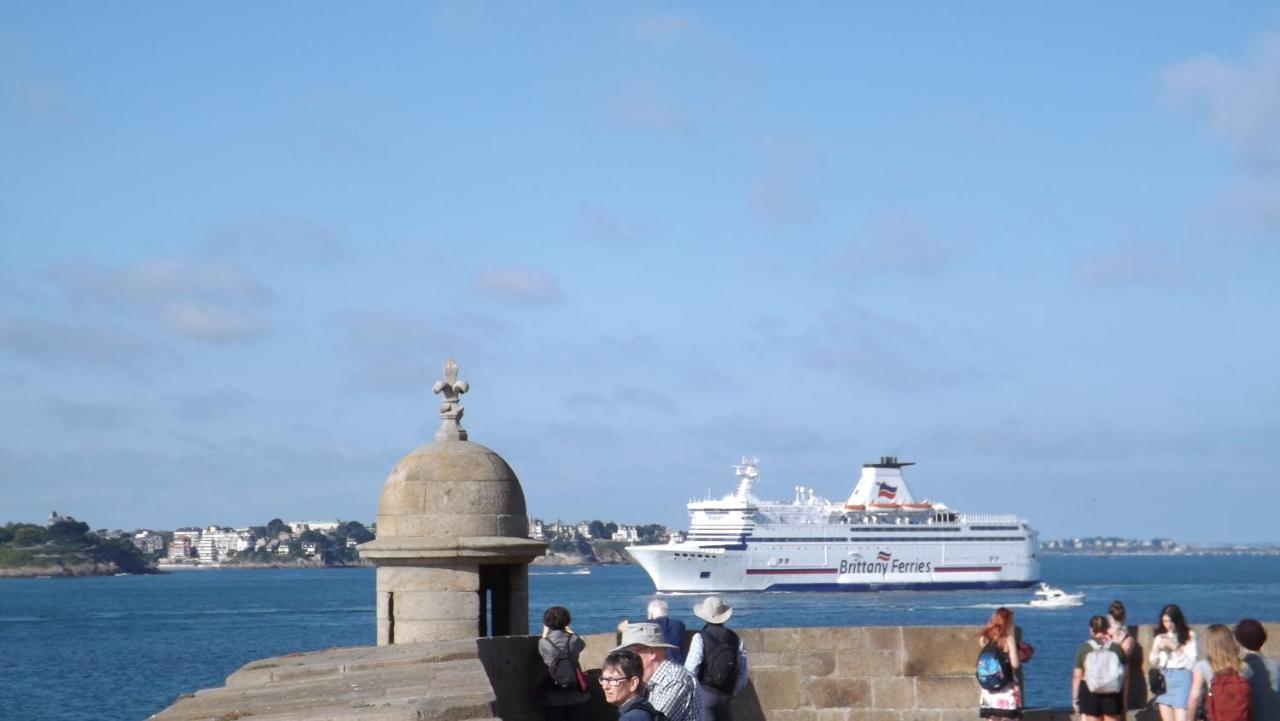 T2 ,parking Privé,terrasse, 10 Mns à Pieds De La Cité Corsaire Et Ses Plages *