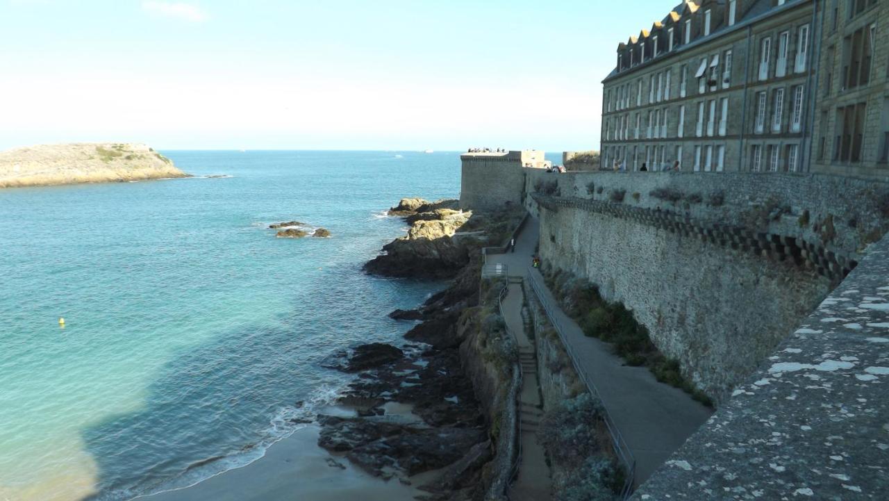 T2 ,parking Privé,terrasse, 10 Mns à Pieds De La Cité Corsaire Et Ses Plages *